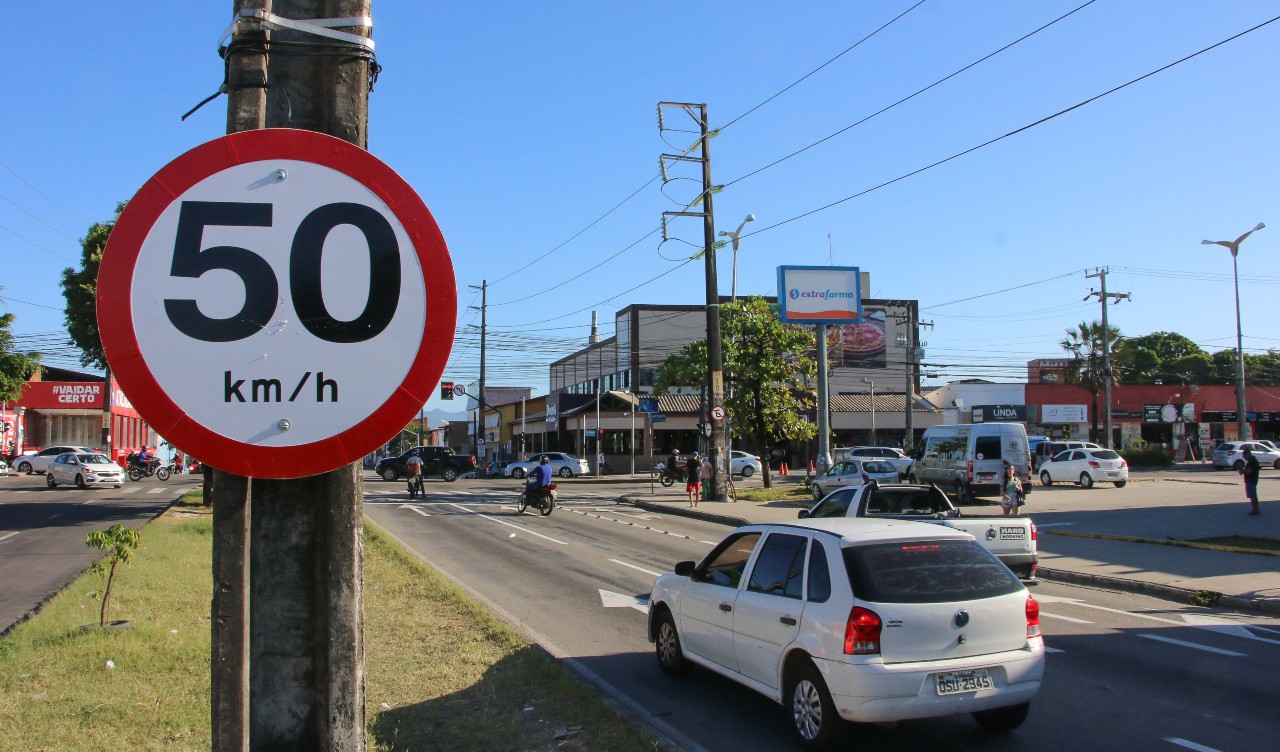 placa de 50 km/h em uma avenida
